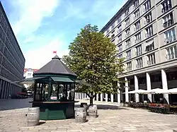 Ostseite mit Kiosk und Kastanie