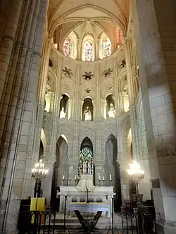 Chorhaupt: zwei Geschosse Arkaden, zwei Reihen Oculi, frühgotische Obergaden, spätgotische Rippenform