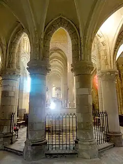 Verzierte Arkadenbögen des Chorumgangs