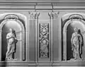Nischen mit Statuen, dazwischen Pilaster und ein Trophäen-Feld