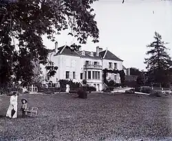 Das Landhaus von Muenier in Coulevon. Schwarz-Weiß-Foto einer stattlichen, dreistöckigen Villa in einem großzügigen Park.