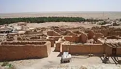 Das alte, zerstörte Dorf vorne und das neue Dorf im Hintergrund (2007)