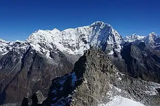 Blick von Süden auf Chekigo (links) und Kang Nachugo (rechts)