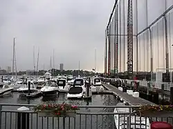 Blick auf Pier 59 und den Jachthafen