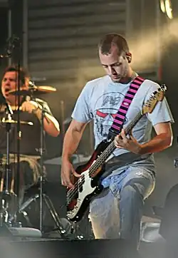 Jandro Velázquez (links im Bild) und Chema Ruiz (auf der rechten Seite) während eines Konzertes.