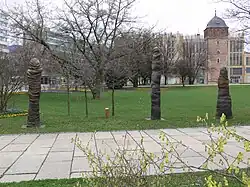 Rainer-Maria Schubert: '3 Skulpturen-Verwicklungen, dreiteilige Skulptur, 2001, Stahlgerüst, mit Faserbeton überzogen