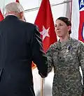Verleihung des Silver Star an eine Angehörige der US-Army