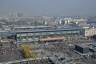 Die Südseite des Bahnhofs Chengdu von der Nördlichen Zweiten Ringstraße aus gesehen