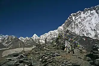Gipfel des Chhukung Ri mit Blick hinauf zum Nuptse
