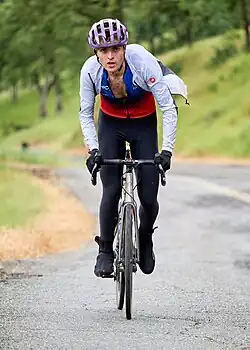 Ein Mitglied des Chico Cycling Teams während des Chico Wildflower Century 2025