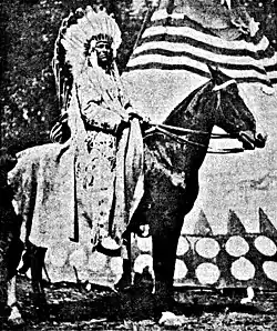 Long als Häuptling Büffelkind Langspeer auf einem Pferd