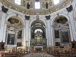 Innenraum mit Hauptaltar und den Seitenkapellen des Heiligen Karl Borromäus (links) und des Heiligen Hieronymus (rechts)