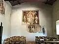 Innenansicht mit teil­weise restaurierten Fresken, hier die Rück­front (Ostseite)