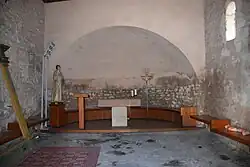 Innenraum mit Altar und Apsis