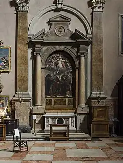 Erster Altar auf der rechten Seite, vom Eingang aus gesehen