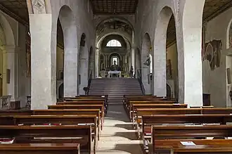 Langhaus mit Aufgang zum Chor und Querschiff