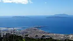 Blick von Erice über Trapani auf Favignana und Levanzo
