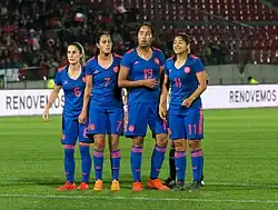 Foto von vier Fußballspielerinnen