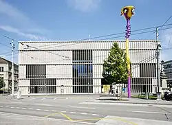 Videoinstallation Tastende Lichter von Pipilotti Rist, dahinter der Erweiterungsbau