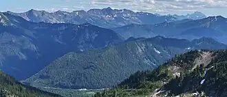 Die Chiwaukum Mountains (Grat links und in der Mitte; Blick nach Südsüdost), mit dem Big Chiwaukum (2.463&nbsp;m), dem höchsten Punkt