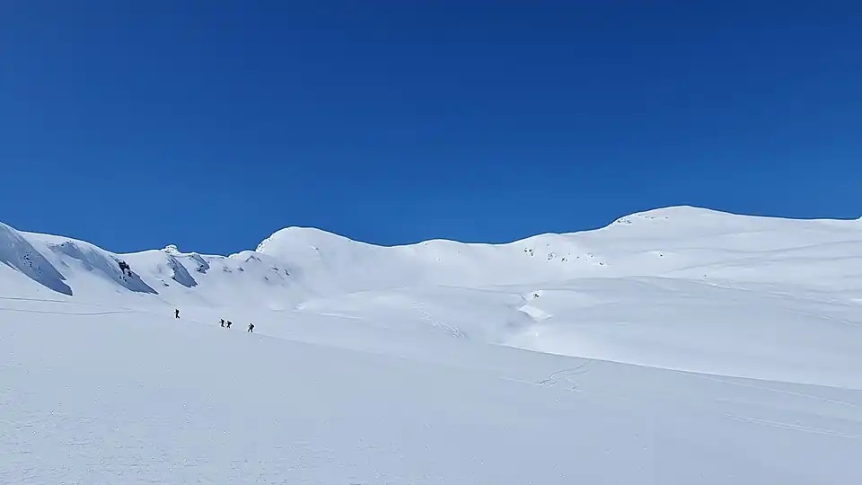 Die Hänge von Chlin Hüreli (l.) und Grosshorn, aufgenommen von den Pürder Alpa.