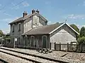 Ehemaliges Bahnhofsgebäude auf dem Gebiet der Nachbargemeinde Clairoix