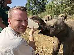 Christian Ehrlich 2020 bei den Dreharbeiten zu „Die letzten Tierbabys ihrer Art“ in Sri Lanka.
