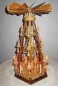 Lindenholz-Pyramide von 1960 eines Annaberg-Buchholzer Schnitzers (85 cm hoch)