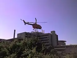 Rettungshubschrauber Christoph 9 und BG Unfallklinik im Hintergrund