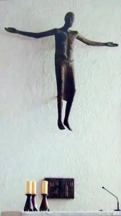 Christusfigur und Tabernakel aus Bronze von Erich Stadler in der Pfarrkirche St. Christophorus in Nonnenhorn