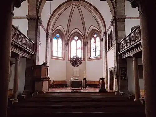 Blick vom Eingang zum Altar