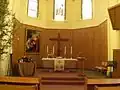 Altarbereich innerhalb der Kirche