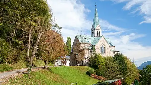 links: Auffahrt Christuskirche; rechts: mit Blick nach Süden zur Watzmanngruppe