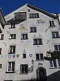 Das mit Churer Familienwappen und Wandmalereien gezierte Haus am Martinsplatz als Bindeglied zwischen Arcas und Martinsplatz – hier vom Arcas aus gesehen
