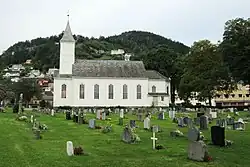 Foto einer weiß gestrichenen Holzkirche