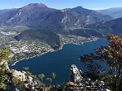 Aussicht auf das Nordufer des Gardasees mit dem Monte Brione und dem Monte Stivo