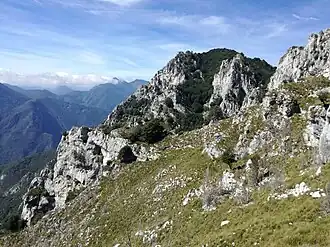 Die Ostseite der Cima Valdès mit ihrer Doppelspitze von der Cima Giochello aus
