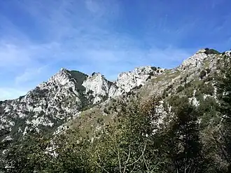 Die Südseite mit der Cima Valdès (links) und der Cima Giochello (rechts) im Valsotina, dazwischen der Felssporn Cor