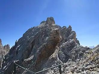 Blick vom Rif. Lorenzi über den Nordwestgrat zur Cima di Mezzo (der eigentliche Gipfel ist nicht im Bild)