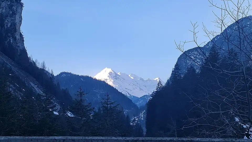 V.&nbsp;l.&nbsp;n.&nbsp;r.: Piz Miez/Cimalmotta, Piz dil Crot, Piz della Palù, Guglie d'Altare und Piz Timun, aufgenommen von Ferreratal (für Annotationen der einzelnen Berge aufs Bild klicken).