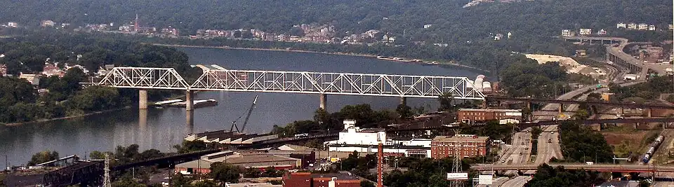 Die Cincinnati Southern Bridge über den Ohio 2005, rechts Cincinnati