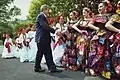 US-Präsident George W. Bush empfängt Tänzerinnen vor ihrem Auftritt während des Cinco-de-Mayo-Festes vor dem Weißen Haus am 4. Mai 2001.
