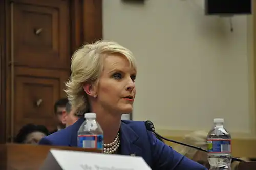 Cindy McCain bei einer Zeugenaussage vor dem Kongress (2011)