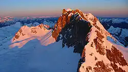 Die Rote Wand (2704 m) im Lechquellengebirge in Vorarlberg, winterliche Aufnahme aus dem Hubschrauber, Cinedoku Vorarlberg Titelbild