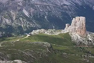 Die Cinque Torri (rechts) vom Rifugio Nuvolau aus fotografiert. Links das Rifugio Scoiattoli.