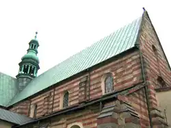 Zisterzienserkirche św. Floriana in Wąchock, Woj. Heiligkreuz, PL, Wände aus hellgrauen und roten Steinquadern