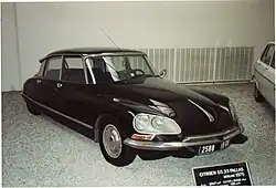 Spitzenmodell: DS&nbsp;23&nbsp;Pallas mit Ziergriff aus dem Zubehörhandel auf der Motorhaube