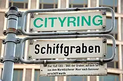 Der Schiffgraben als Teil des für die „Autogerechte Stadt“ angelegten Cityrings um die Kernzone Hannovers, mit Legendentafel zur historischen Herkunft des Straßennamens