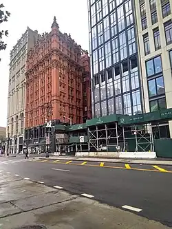 Das Potter Building mit seinen Nachbargebäuden (2020)