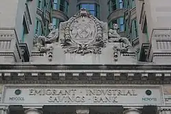 Wappen und Plastiken über dem Portal